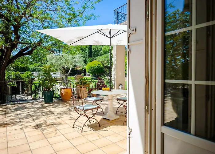 D'hotes - - Des Roses 3* Nîmes